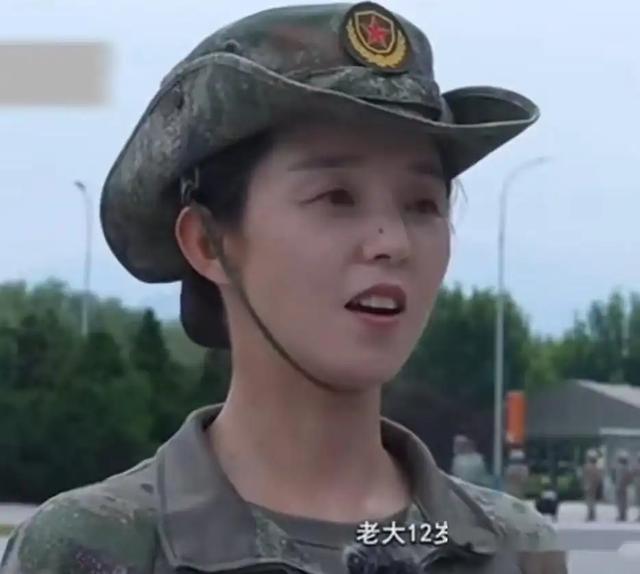 九三阅兵后，女兵领队王媛火了，私下美照曝光，已育三娃仍像少女