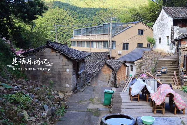 浙江宁波四明湖畔的古村，藏于山岙犹如世外桃源，原乡风情浓郁