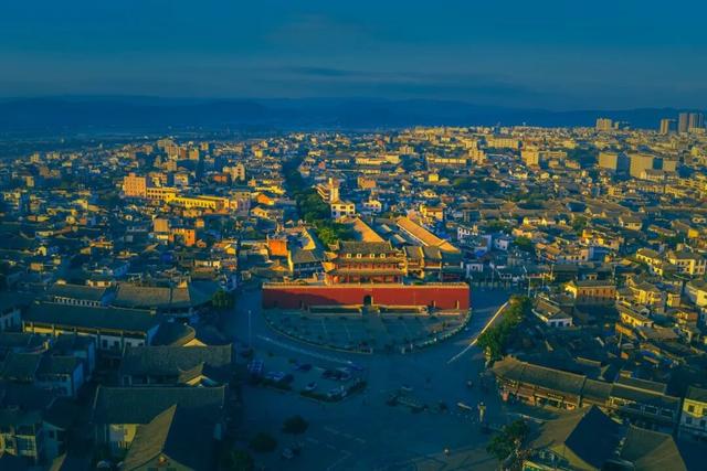 喝井水，烤豆腐，云南这座活着的千年古城，和杭州同名