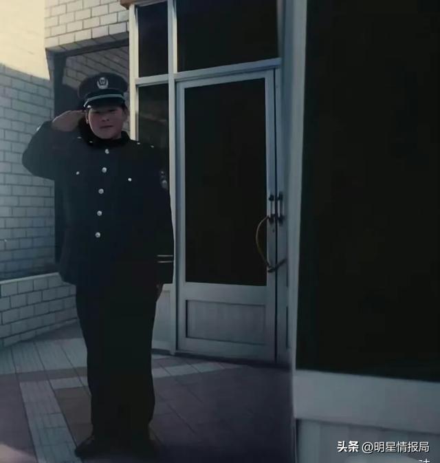 早期岳云鹏在北京做保安的照片	，现在终于出人头地了 ​​​