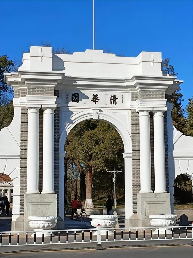 杨振宁刚去世，翁帆终于发声，字字催泪，清华大学吊唁堂细节感人