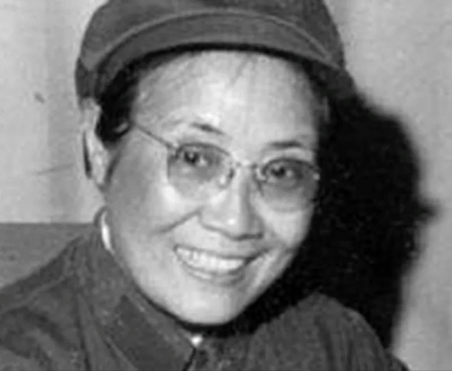 她是八路军战士，也是开国上将之妻，丈夫出事后，她选择划清界限