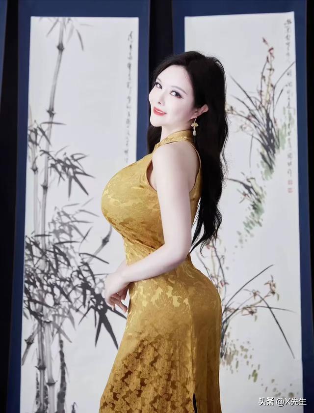 释永信与95后美女合影，对方长得漂亮，身材火辣，大长腿抢镜