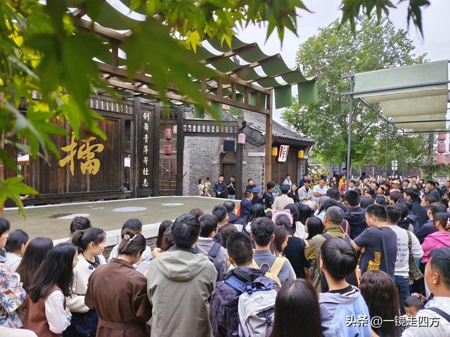 走进郑州中牟建业电影小镇，看各种特色表演，还能参与互动项目。