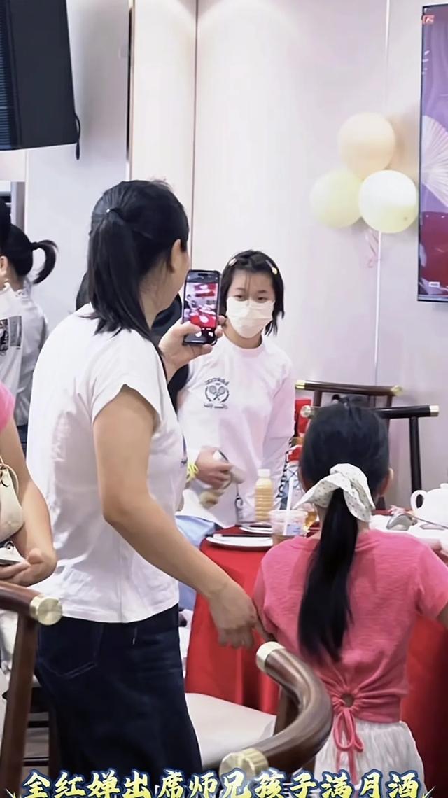 全红婵真实身材曝光，路人在酒席上用手机拍的并不胖，像个大女孩