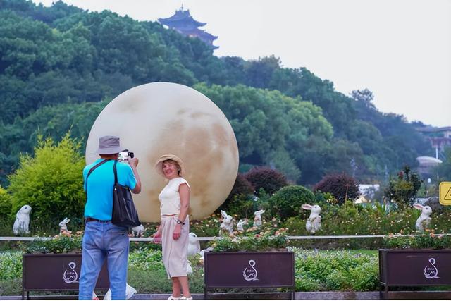 夜景独特！杭州吴山广场多了一处“玉兔伴月”