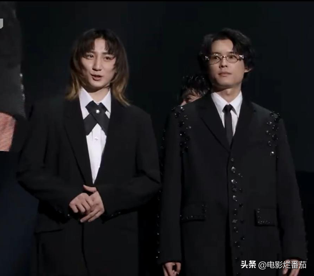 日本红毯“真辣眼”，一个比一个“老土”，有人装嫩有人油腻