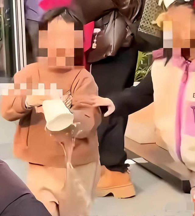 糗大了，疑似女孩家长评论区反驳网友，打翻水杯女孩丢人丢到国外