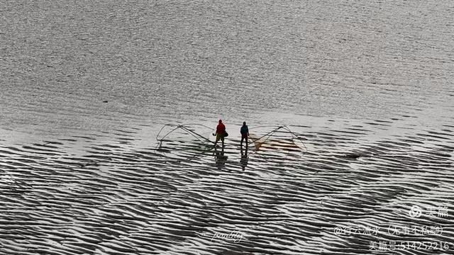 彩色旅图｜光影里的霞浦：捕捉退潮日出的瞬间，沙滩带着酒窝微笑