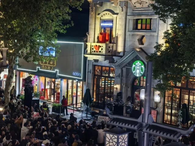 夜幕下的清河坊，所有人都在抬头看！是因为……