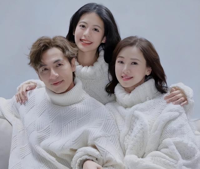 她出身清华大学，因拍三级片与父母决裂，如今不让女儿进娱乐圈