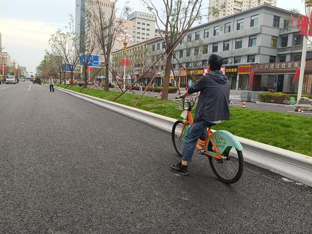 太原新建路改造拆撤围挡，挂城楼路标镶凹槽侧石，金箍棒华灯亮相