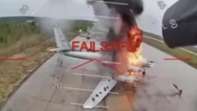 乌军年终盘点无人机战绩，炸了俄军5座机场，毁了大批绝版战机