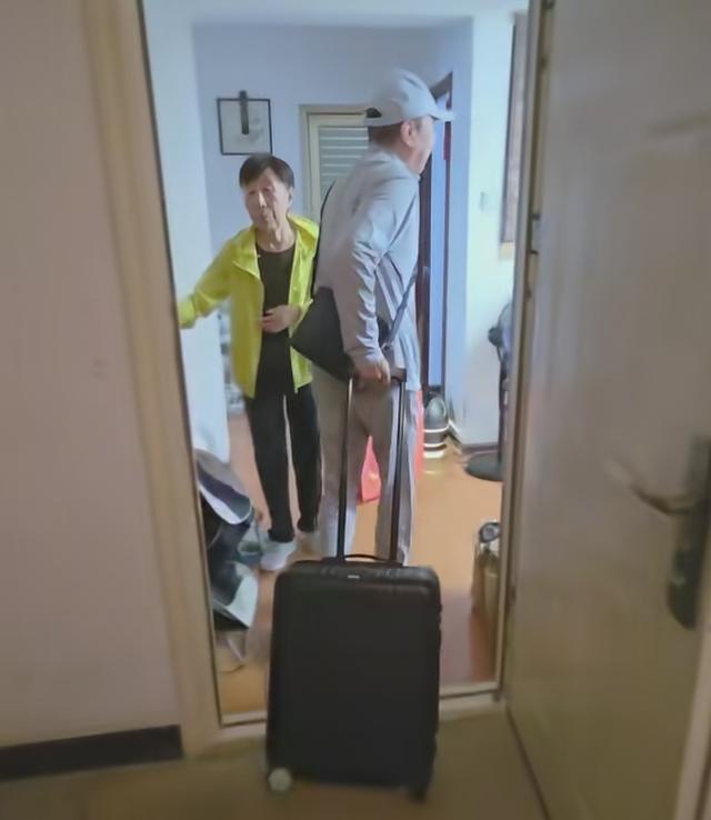 67岁冯巩去哥哥家过中秋，一句话说的直戳人心窝，让人想抹眼泪