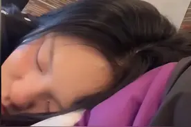 高铁上女子靠着陌生男子睡着，视频被双方父母刷到，后续出乎意料图片