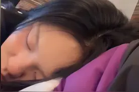 高铁上女子靠着陌生男子睡着，视频被双方父母刷到，后续出乎意料图片