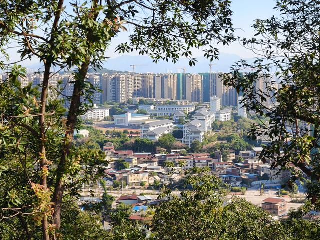 冬日登高燕尾寨，高铁西站现眼前，梅州人休闲有了新去处