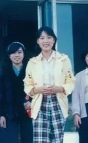 杜建英年轻时有多美？1988年与浙大校友合影，21岁的她太漂亮了