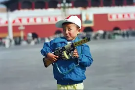 看到39年前摄影师偷拍的孩子，才明白为什么如今的孩子这么容易抑郁图片