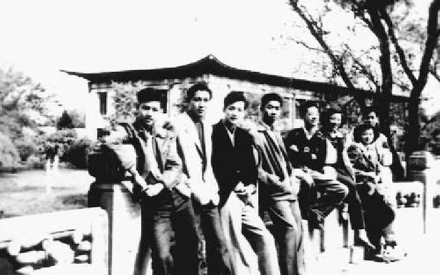 1956年，章含之和洪君彦约会，站在北海九龙壁前，拍下了一张合影