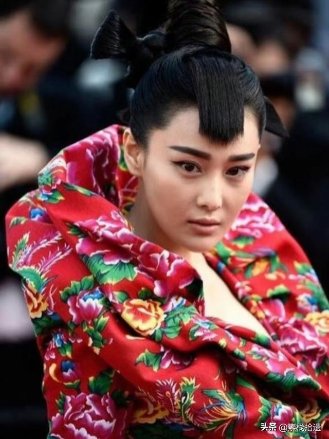 张馨予身穿重达25斤 礼服亮相，半透视黑色蕾丝连衣裙性感霸气