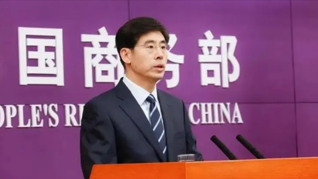 被美重创后，卡尼恼羞成怒要反华，大肆驱逐中企：中国借道倾销