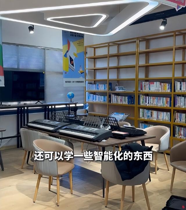 刘强东发放年货现场曝光，令人恶心的一幕出现，当场被人制止