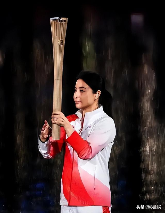 霍震霆没想到，44岁儿媳郭晶晶再次官宣喜讯，让整个阔太圈沉默了