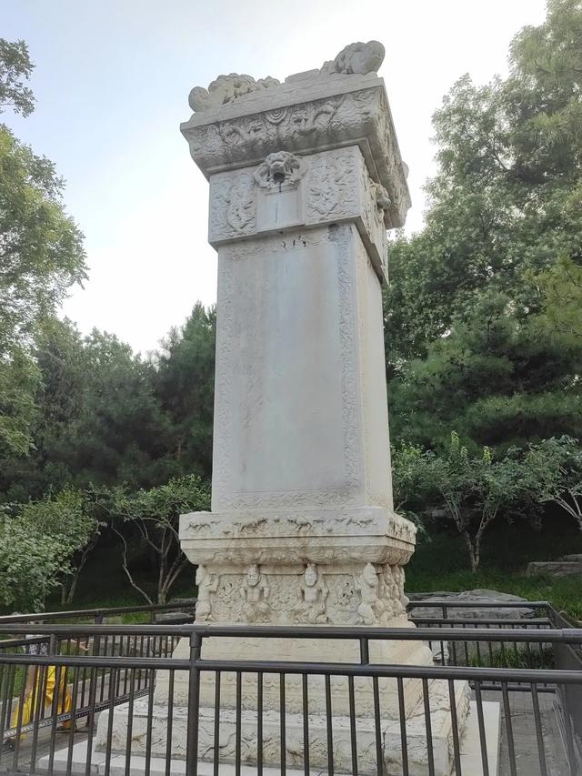 北京北海公园：都有哪些景点，绕湖走一圈看看。