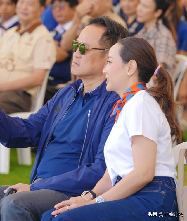 39岁泰国现任第一夫人好漂亮，穿衣打扮像大学生，一点中年感没有