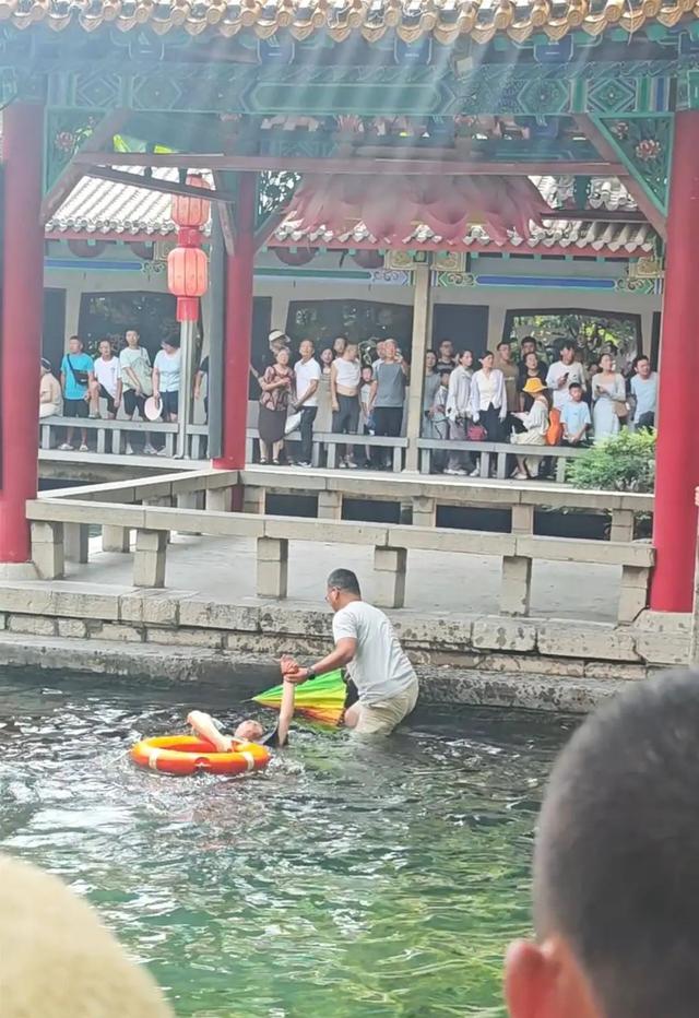 男子坐石凳后仰跌入趵突泉挣扎呼救，游客拉他上岸，景区：水深三米还有淤泥，还是很危险