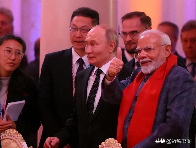 被美国羞辱后，莫迪一夜间变了个人，北京93阅兵，可以给他留个位