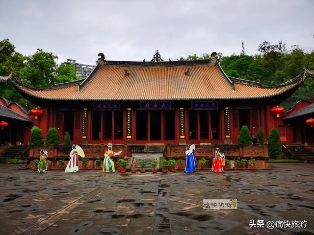 雨中漫步乐山城