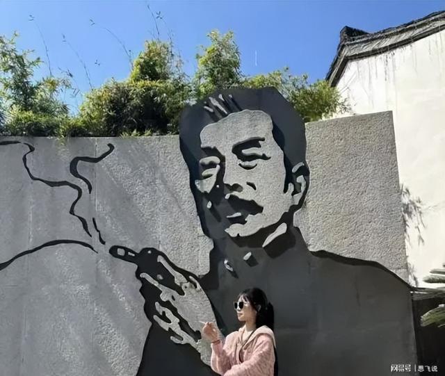 海报时评丨超越“掐烟”之争：鲁迅精神与健康中国，该如何同行？
