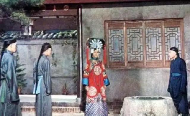 1894年，18岁的珍妃得罪慈禧，被强行扒掉裤子，太监们一拥而上