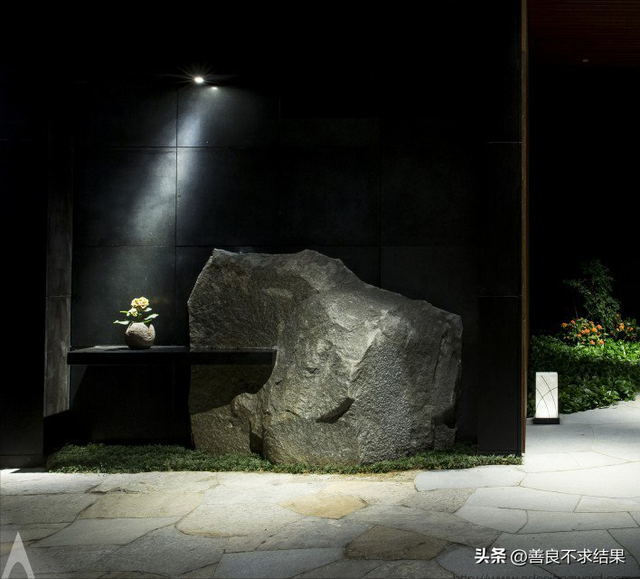 你家小院，如何用“半嵌入墙体”的石头，打造独一无二的景观？