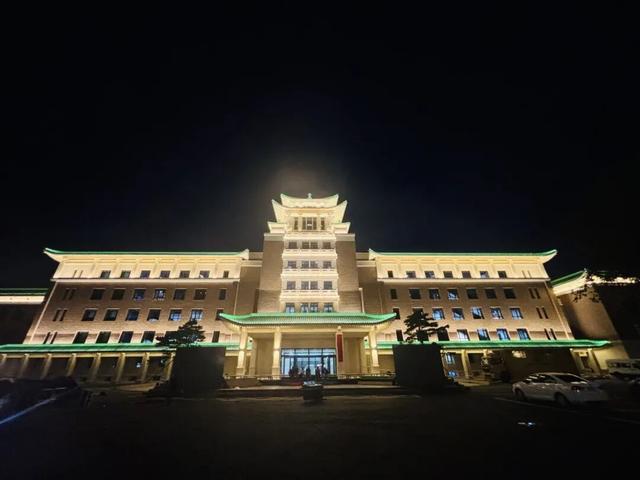 339.6万人点赞“向新”，文化与烟火点亮城市夜晚