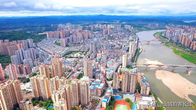 四川东边的人口大县,被称为铁路十字路口,但到省会却并不便利?
