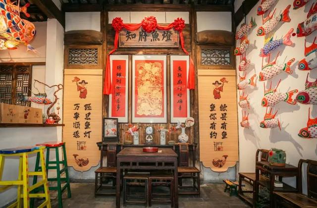 又添宝藏打卡点！鱼灯“游”进斗山街，「鱼你有约」开启非遗沉浸式体验新玩法