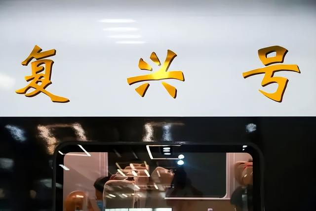 国庆假期出行：开车爽，还是坐高铁香？