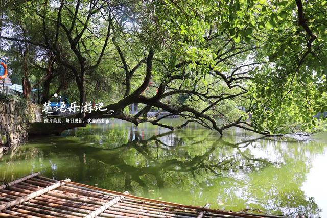 浙江宁波的幽静山村，因美女下凡洗澡而得名，湖光山色美不胜收