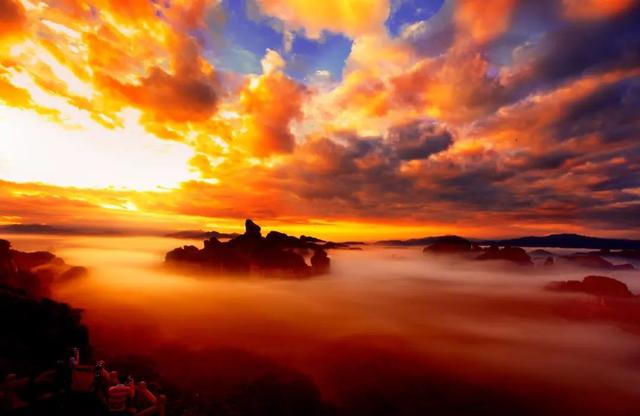 韶关晚秋“神仙景致”：云海、奇峰、秋叶奏响绝美“三重奏”！