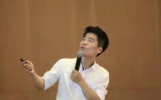 没想到，董宇辉受邀观礼阅兵才1个月，竟再次令所有人刮目相看