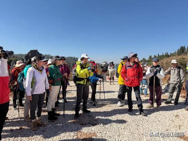 走石林仙女湖、观雷打石石林，徒步穿越绵延石林间，我们惊叹不已
