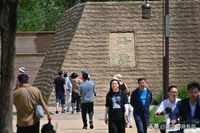 热热热热闹极了!来副中心蹦“水迪”、淘文创……解锁N种清凉玩法~