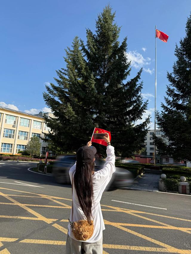 杨幂去延吉旅行，她站在玉米地里拍照，她还去了抗日博物馆！