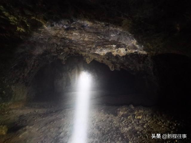 一个洞内烟云氤氲的躲匪洞，一个白练如幕的暗河瀑布