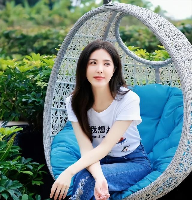 她是两百年难遇的美人，靠美貌“征服”无数男人，如今47岁仍未婚