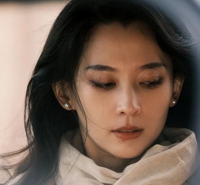 森林北分享养马日常，铲马粪修马蹄接地气，穿紧身裤三角区显尴尬