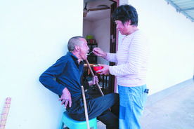 庐江“最美嫂嫂”王桃连30多年悉心照顾残疾小叔图片